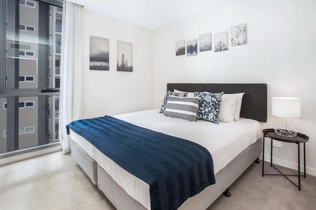 Slick Valley Pad With Balcony And Rooftop Pool Apartment Brisbane