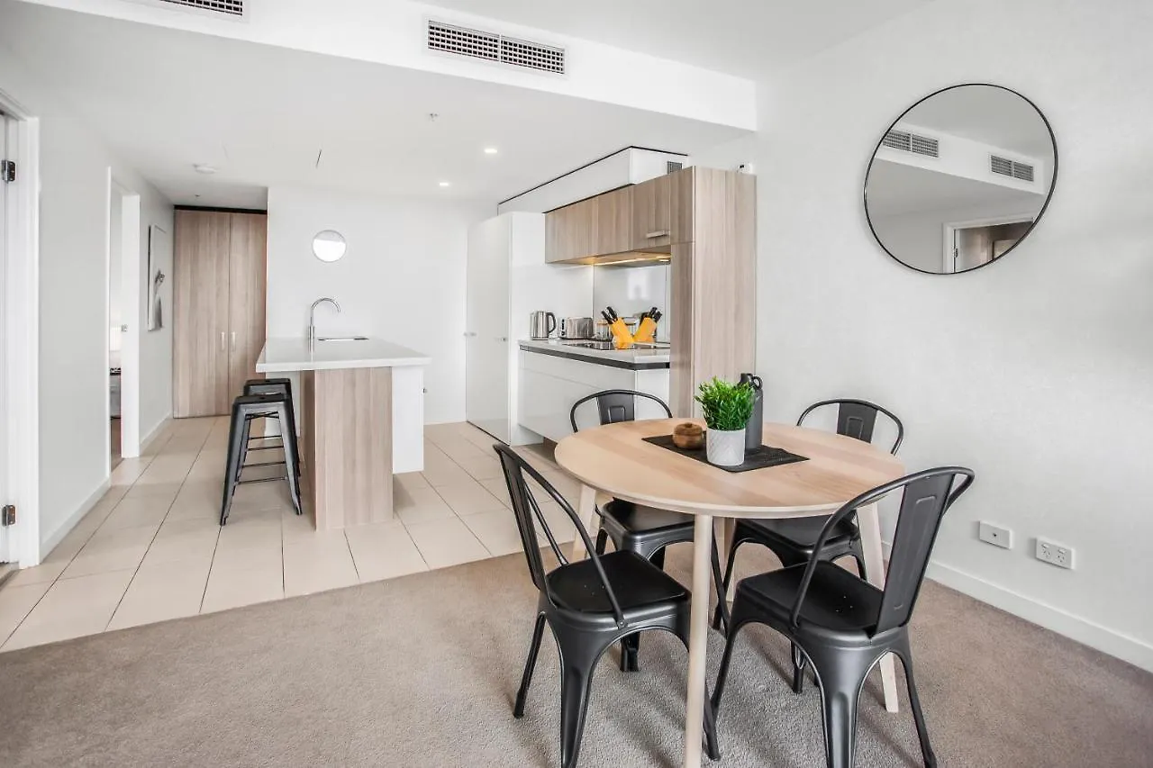 Slick Valley Pad With Balcony And Rooftop Pool Apartment Brisbane