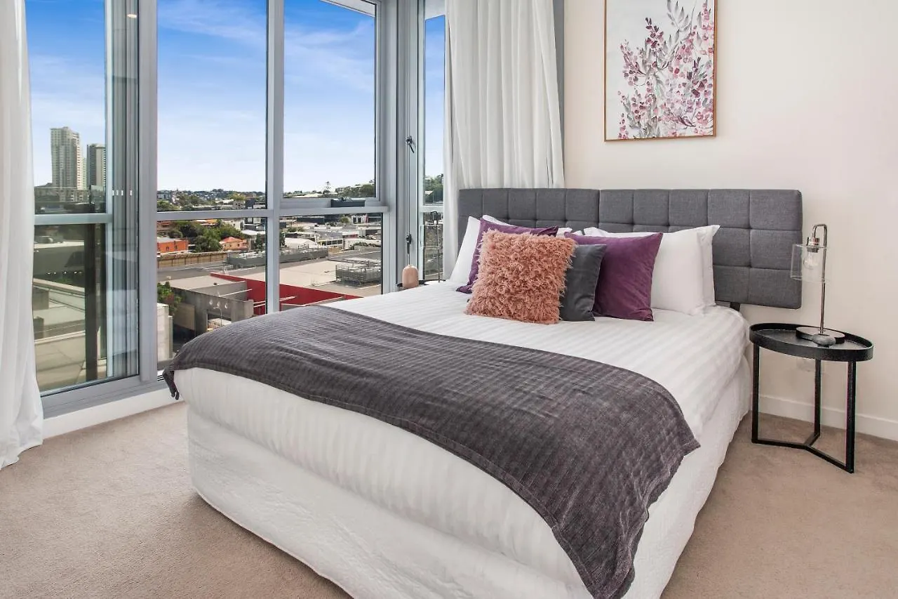 Slick Valley Pad With Balcony And Rooftop Pool Apartment Brisbane