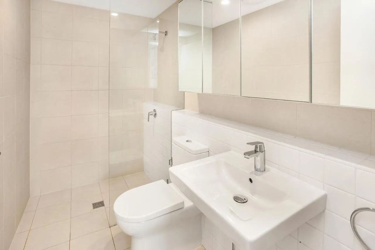 Slick Valley Pad With Balcony And Rooftop Pool Apartment Brisbane